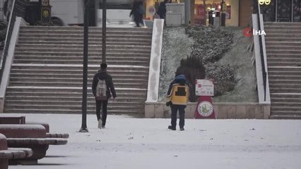 Şehir merkezine mevsimin ilk karı düştü