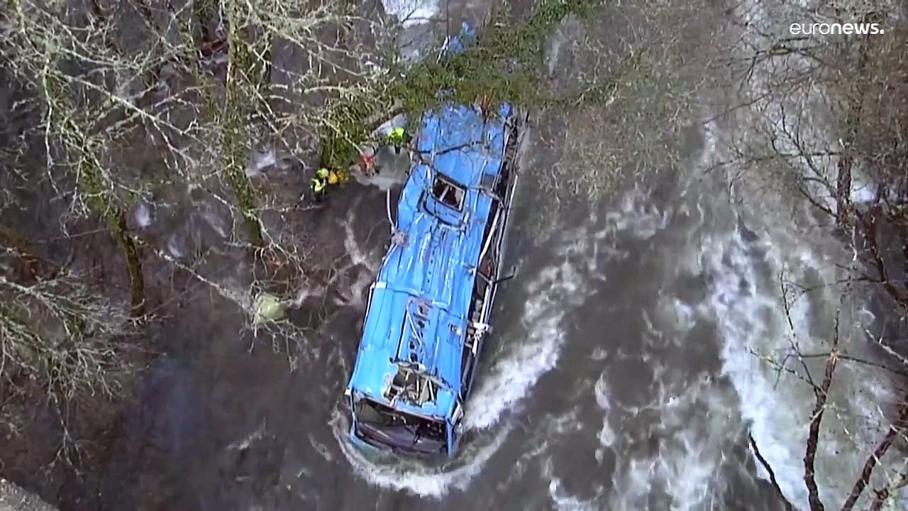 Nach 40 Meter-Sturz sind 6 Menschen bei Busunglück in Galicien im Norden Spaniens tot