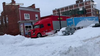 وفاة أكثر من 30 أمريكيا بسبب العواصف الثلجية وانقطاع الكهرباء في أجزاء من الولايات المتحدة