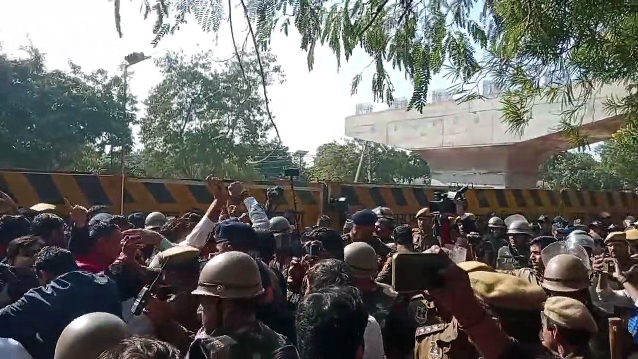 पेपर लीक प्रकरण, भाजयुमो का प्रदर्शन, पुलिस से धक्का मुक्की