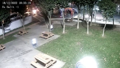 Parktaki oturma grubunu çaldılar