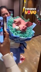 Bất ngờ khi thấy bạn thân tặng bó hoa đầu chú heo vào ngày sinh nhật