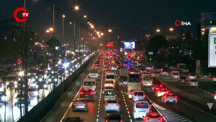 İstanbul'da haftanın ilk iş günü trafik yoğunluğu yüzde 50'yi aştı
