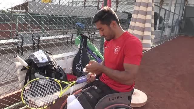 Paralimpik milli tenisçi Ahmet Kaplan, olimpiyat hayaliyle raket sallıyor