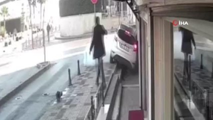 Sultanbeyli'de kontrolden çıkan aracın dükkana çarptığı anlar kamerada