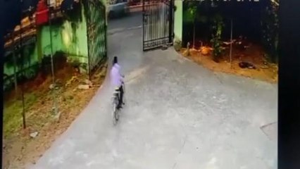 జిల్లా కలెక్టరేట్ లో చోరీ.. సీసీ కెమెరాలో రికార్డు