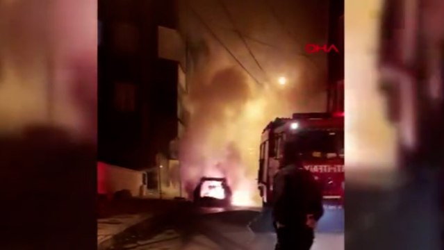 Arnavutköy'de park halindeki otomobil alev alev yandı