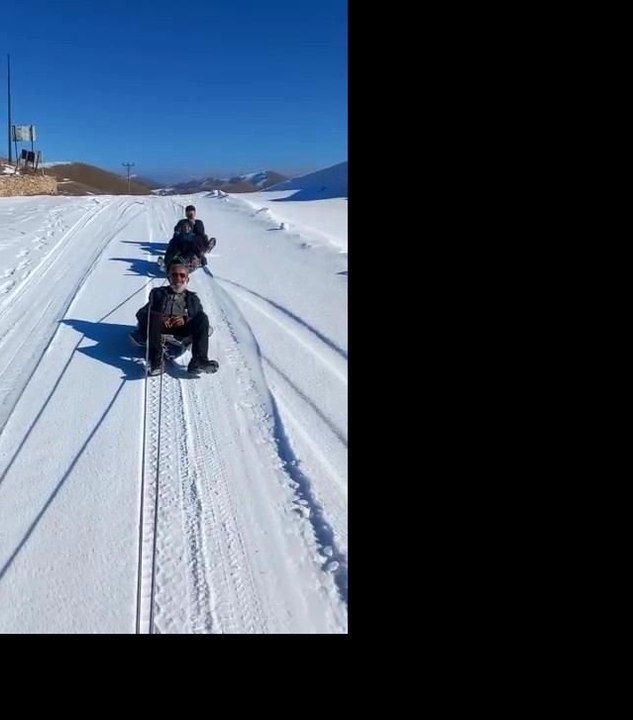70 yaşındaki İsmail dedenin karda kızak keyfi izleyenleri gülümsetti