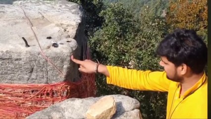 चमत्कारी शिला  -जिसे एक ऊँगली से हिलाया जा सकता है ,पर दोनों हाथों से नहीं |