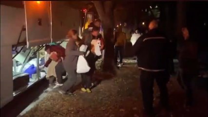 Teksas Valisi, 3 otobüs dolusu kaçağı, Başkan Yardımcısı Kamala Harris'in konutunun önüne bıraktı