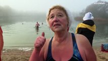 Verrückte Tradition: Eisbaden im Orankesee bei Berlin bei 1 Grad Wassertemperatur