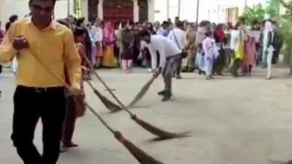 छिंदवाड़ाः सरकार का ध्यानाकर्षण करने संविदा स्वास्थ्य कर्मियों ने सड़कों पर लगाई झाड़ू..