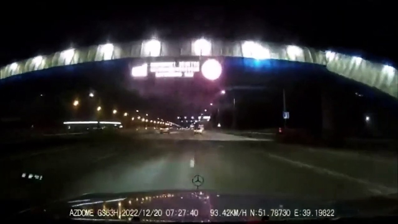 Quel danger : un cycliste roule à contre sens sur une autoroute