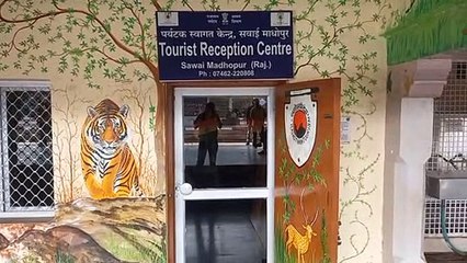 फीस जमा नहीं करने से नाराज अभ्यार्थियों ने किया प्रदर्शन