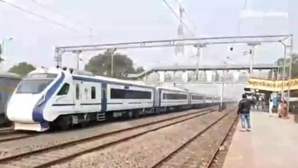 উঃদিনাজপুরঃ বন্দে ভারতের ট্রায়াল রান! আলুয়াবাড়ি স্টেশনে ট্রেন দেখতে ভিড় সাধারণের