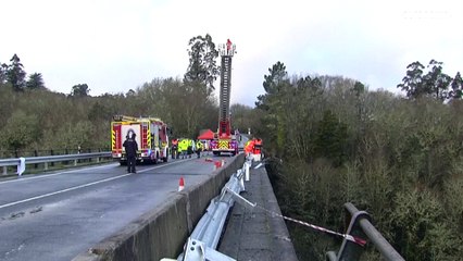 España | Siete muertos al caer un autobús a un río en Galicia