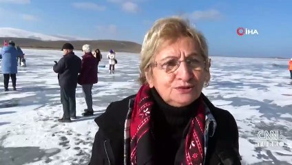 Buz tutan Çıldır Gölü’ne yoğun ilgi