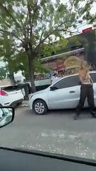 Córdoba: un joven arrastra a dos policías en el capot del auto