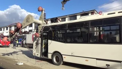 Kamyonun çarptığı beton direk yolcu otobüsünün üzerine devrildi