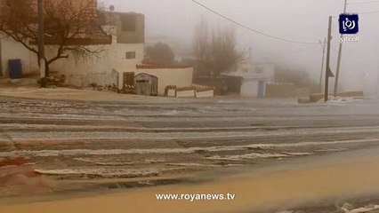 تساقط كثيف لحبات البرد في منطقة القادسية بمحافظة الطفيلة