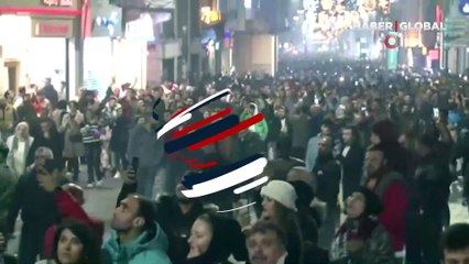 2023'e böyle girdiler... İstiklal Caddesi'nde yeni yıl coşkusu kamerada