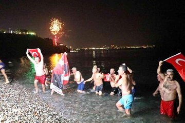 Antalya'da 2023'ü denize girerek karşıladılar