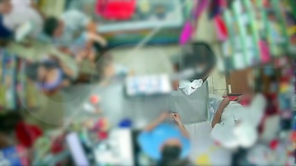 Câmera flagra mulher com carne escondida na bolsa em mercado