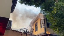 Tarihi Kaleiçi'ndeki ahşap bina yangında zarar gördü
