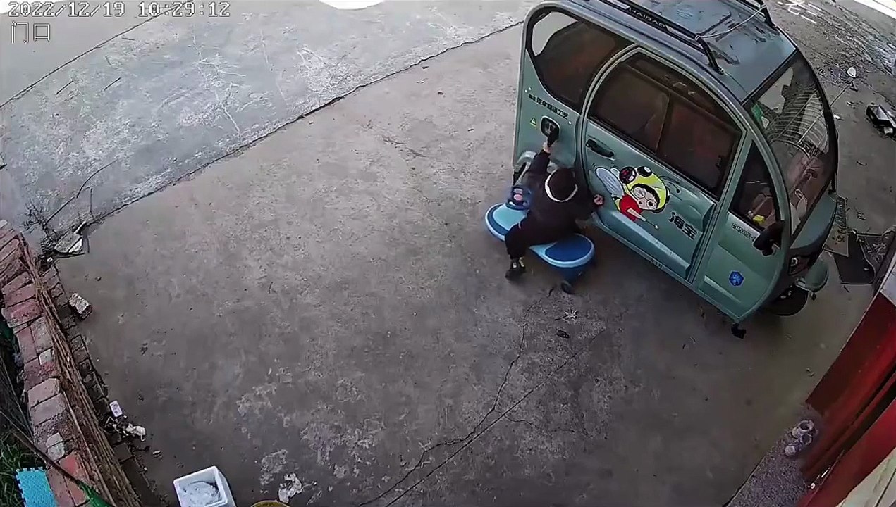 Cet enfant va détester les voitures électriques pour le restant de sa vie...