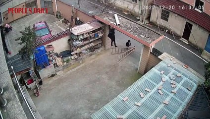 Cet enfant de 4 ans sauve sa sa grand-mère suspendue dans le vide... héros très jeune