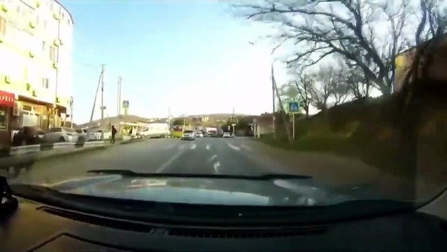 Ce conducteur va avoir beaucoup de chance, sa voiture un peu moins