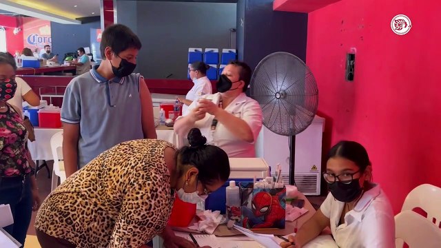 Veracruzanos acuden a aplicarse el refuerzo de la vacuna Abdalá