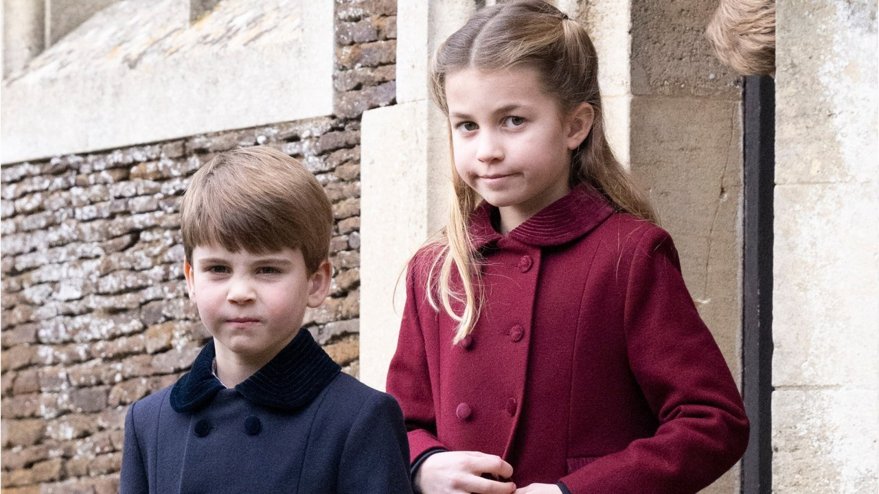 GALA VIDEO - Adorable ! Le prince Louis pique un sprint pour offrir des fleurs à Charlotte à la messe de Noël