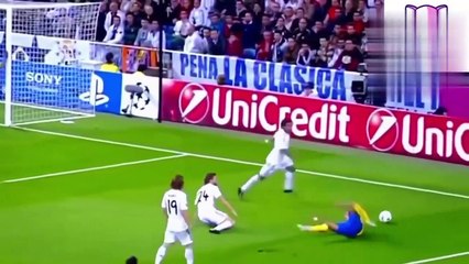 Kejadian lucu dan konyol di pertandingan sepak bola