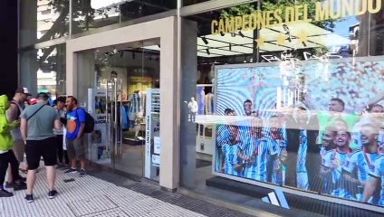 Argentinos fazem fila para comprar camisa da seleção com 3 estrelas