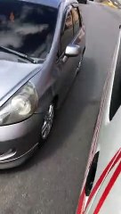 Vehículo impide que unidad de bomberos avance