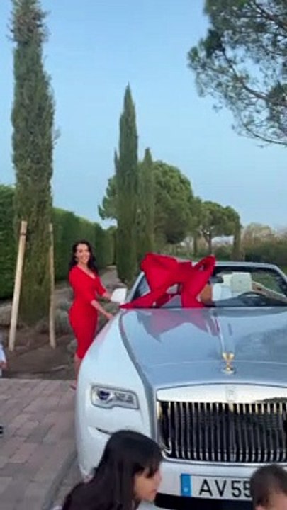 Cristiano Ronaldo découvre son cadeau de Noël.