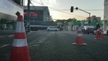 Carreta carregada apresenta problemas mecânicos e prejudica trânsito na Rua Paraná