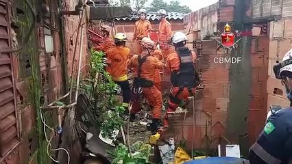 Homem é salvo pelo CBMDF após cair em fosso profundo