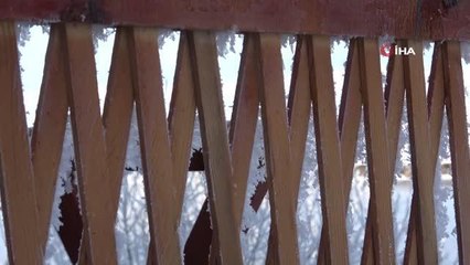 Ardahan buz tuttu, yakıt deposu donan kamyonetin altında ateş yaktı