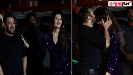 Tải video: Salman Khan Birthday: Ex GF Sangeeta Bijlani को Kiss के साथ Salman ने किया See off, Viral Video