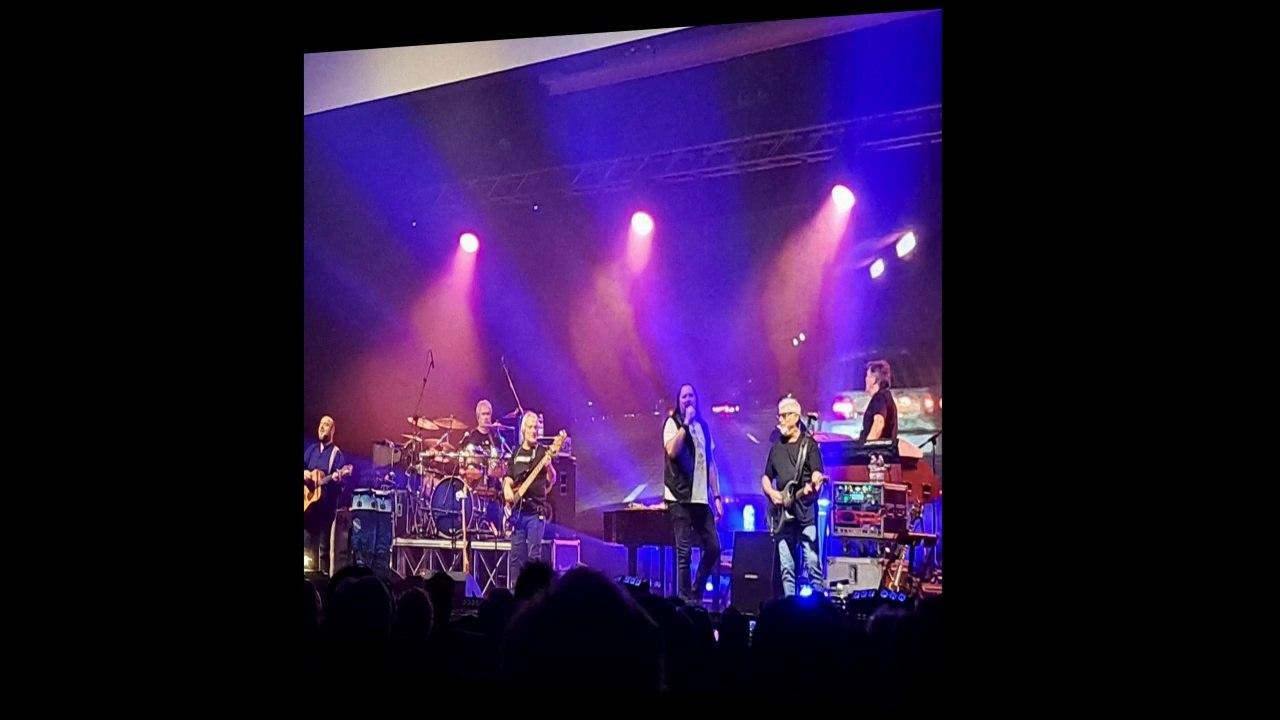 nomadi in concerto al palalevico, santo stefano 2022