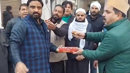 रामपुर:सदर विधायक के शपथ लेने पर मुस्लिम समाज के लोगों ने बांटी मिठाई