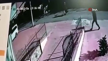 Yürüyerek geldi, ayakkabıları ve bisikleti çalarak kaçtı