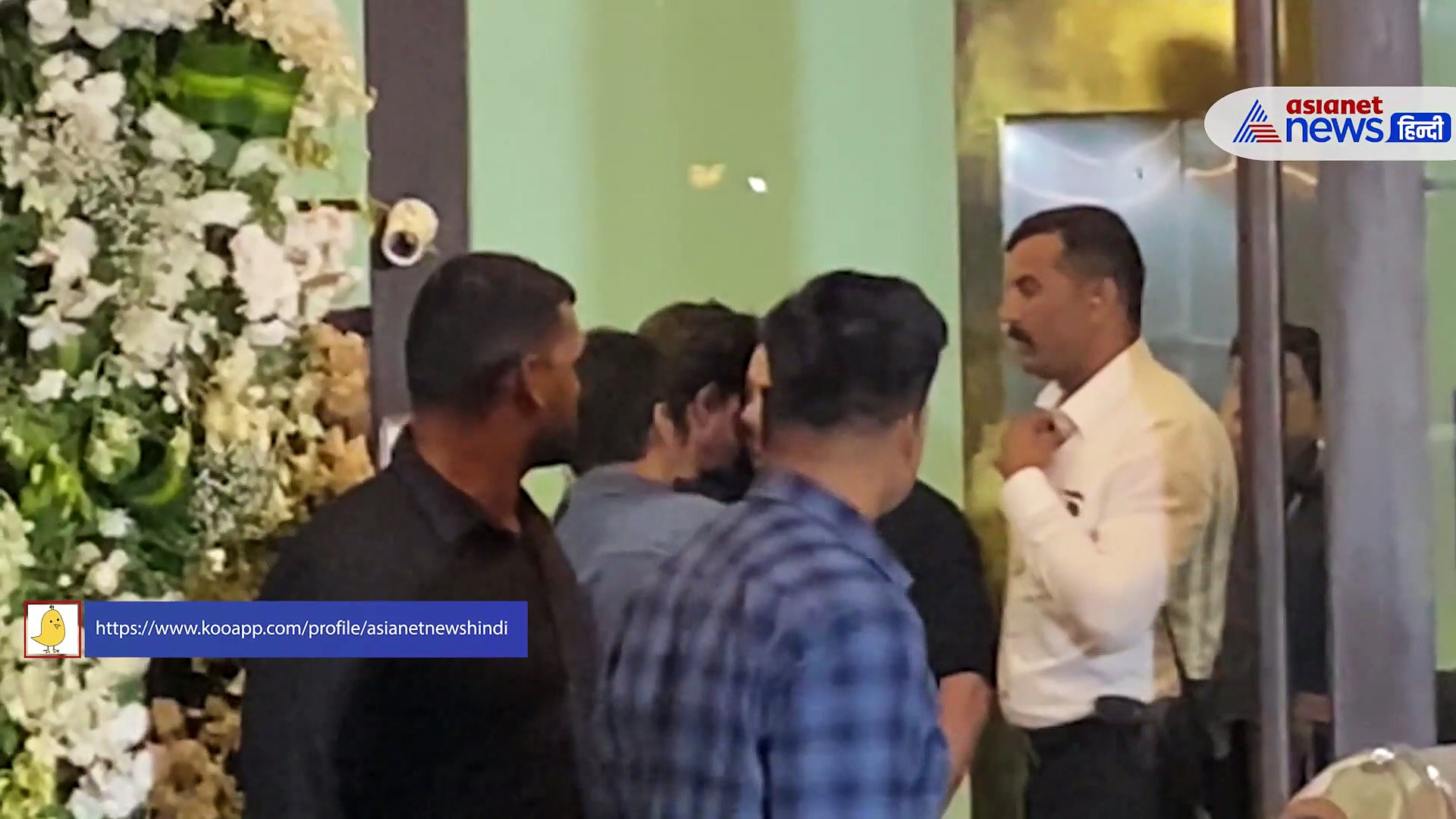 सलमान खान ने अपने पहले प्यार को देखते ही कसकर लगा लिया गले ! शाहरुख को तीन बार किया हग, देखें वीडियो