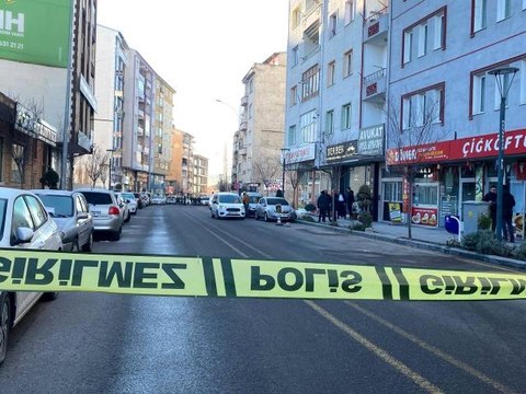 Balkondan rastgele ateş açan şahsı emniyet müdürü ikna etti