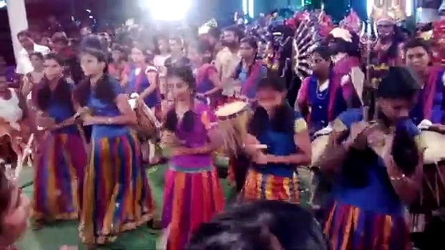 முழுக்க முழுக்க பெண்கள் மட்டுமே இணைந்து ஜெண்டை அடித்து ஆடி அசத்திய இளம் பெண்கள்