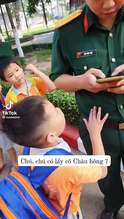 Các bé học sinh mầm non giúp cô giáo tán đổ chú bộ đội thành chồng