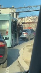 MALTEPE'DE KAPISI AÇIK MİNİBÜSLERDE TEHLİKELİ YOLCULUK