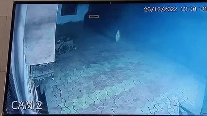 हमीरपुर: आभूषण की दुकान में डकैती की वारदात। डकैतों का सीसीटीवी फुटेज आया सामने। चौकीदार को बंधक बनाकर डाली लाखो की डकैती। सदर कोतवाली क्षेत्र के सूफीगंज चौराहे की घटना।